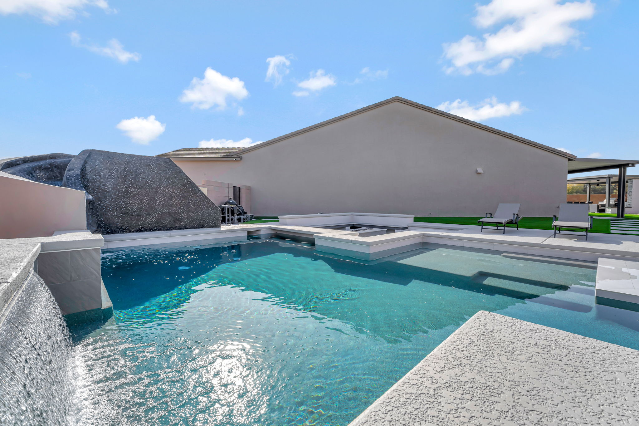 Luxury Oasis Getaway - 6Br, 14Bd 4 miles to Strip